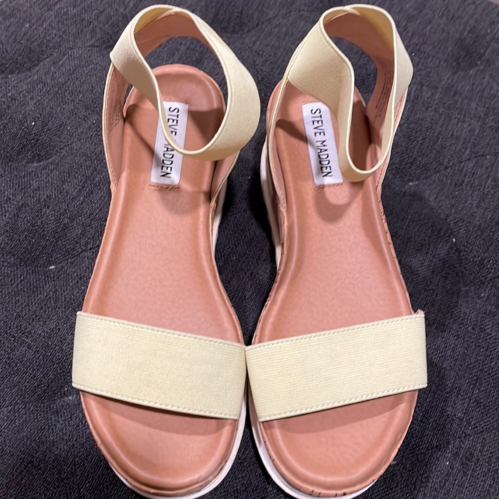 Steve Madden platform sandal!! Size 6